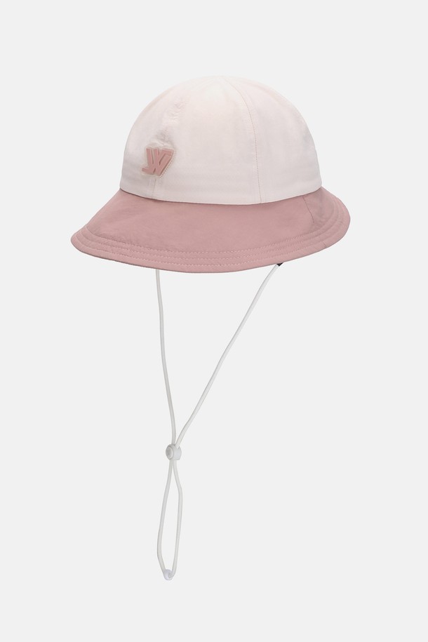 워터프루프 투톤 변형 라운드햇 키즈 올러튼은 나일론과 폴리에스터 혼방 소재로 제작되어 가볍고 통기성이 뛰어나며, 봄, 여름, 가을철 야외 활동에 적합합니다. 7cm의 챙과 14.5cm의 모자 깊이로 햇빛을 효과적으로 가려주며, 방수 및 발수 기능을 갖춰 갑작스러운 날씨 변화에도 안심하고 착용할 수 있습니다. 아이보리 핑크, 베이지 그린, 딥그린 등 3가지 컬러로 출시되었으며, 분리형 안전 버클, 스트랩, 메쉬 안감, 물에버 스웨트밴드, 반사 로고 프린트 등 아이들의 안전과 편의를 위한 디테일까지 놓치지 않았습니다.
