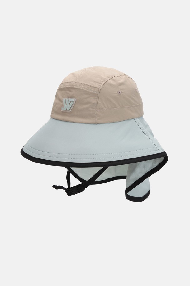 **워터프루프 와이드 선쉐이드 캠프 플랩캡 키즈 라바울**은 나일론, 폴리에스터 혼방 소재로 제작되어 가볍고, 얇은 두께감으로 봄, 여름철 야외 활동에 적합합니다. 14.5cm 깊이의 모자에 9.5cm 앞챙과 20cm 뒷챙이 자외선을 효과적으로 차단하며, 생활 방수 기능과 탈부착 가능한 턱 스트랩, 안전 버클, 통기성을 위한 매쉬 안감, 사이즈 조절 밴드 등 편의성을 높였습니다. 아이보리 핑크, 베이지 그린, 딥그린 등 3가지 색상으로 출시되어 일상 및 아웃도어 활동에 쾌적하고 스타일리시하게 착용할 수 있습니다.
