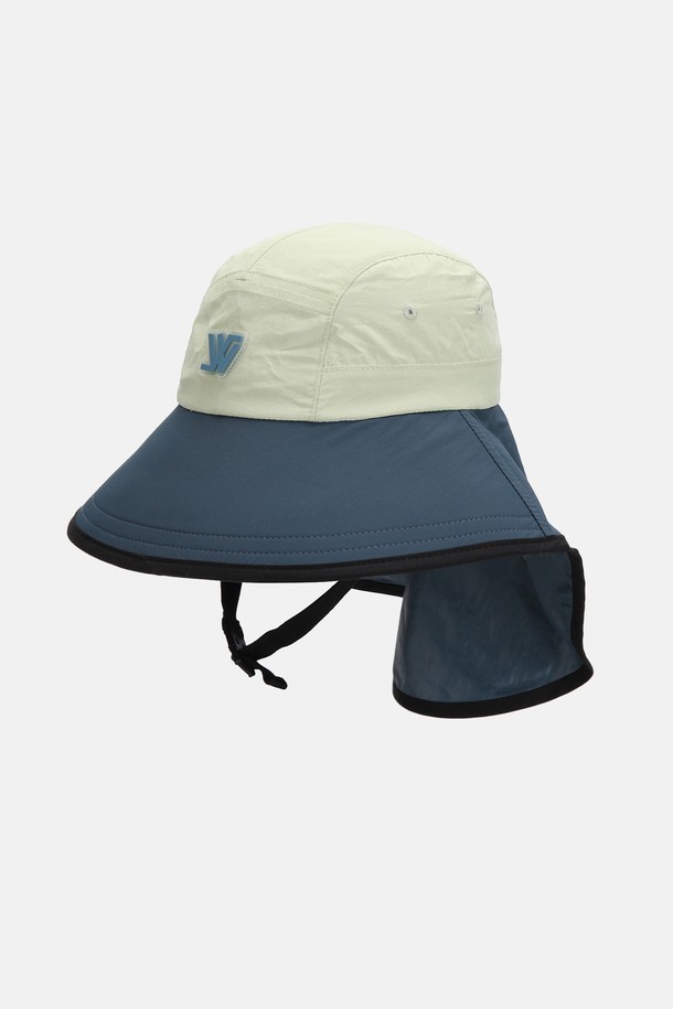 자외선 차단과 생활 방수가 가능한 키즈용 워터프루프 플랩캡입니다. 나일론과 폴리에스터 혼방 소재로 제작되어 가볍고 통기성이 뛰어나며, 앞챙 9.5cm, 뒷챙 20cm의 와이드 챙으로 햇빛을 효과적으로 가려줍니다. 턱스트랩과 안전버클, 사이즈 조절 기능으로 아이에게 편안한 착용감을 제공하며, 메쉬 안감과 스웨트밴드, 뒷면 고무밴드로 활동성을 높였습니다. 아이보리 핑크, 베이지 그린, 딥그린 등 3가지 색상으로 출시되었습니다.
