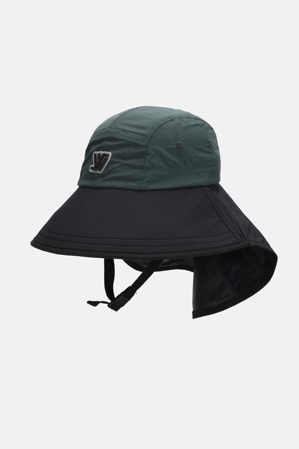 워터프루프 와이드 선쉐이드 캠프 플랩캡 키즈 라바울은 봄, 여름철 자외선으로부터 아이들의 연약한 피부를 보호해주는 키즈용 선쉐이드 캡입니다. 방수 기능과 얇고 가벼운 나일론, 폴리에스터 혼방 소재로 제작되어 쾌적한 착용감을 선사하며, 턱끈과 사이즈 조절 고무밴드로 활동적인 아이들도 편안하게 착용할 수 있습니다. 아이보리 핑크, 베이지 그린, 딥그린 등 3가지 무지 색상으로 출시되었으며, 앞 9.5cm, 뒤 20cm의 넓은 챙과 매쉬 안감으로 통기성을 높여 야외 활동 시에도 시원하게 사용할 수 있습니다.
