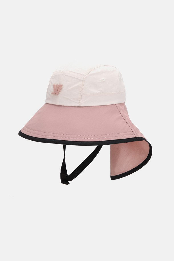 자외선 차단을 위한 워터프루프 와이드 선쉐이드 캠프 플랩캡 키즈 라바울입니다. 나일론과 폴리에스테르 혼방 소재로 제작되어 방수 기능과 가볍고 부드러운 촉감을 제공하며, 챙은 앞 9.5cm, 뒷 20cm로 넓어 햇빛으로부터 아이의 얼굴과 목을 효과적으로 보호합니다. 턱끈, 안전 버클, 탈부착 가능한 턱끈, 뒷면 고무밴드와 메쉬 안감 디테일로 활동성과 편안함을 더했으며, 아이보리 핑크, 베이지 그린, 딥 그린 등 5가지 무지 컬러로 다채롭게 출시되었습니다.
