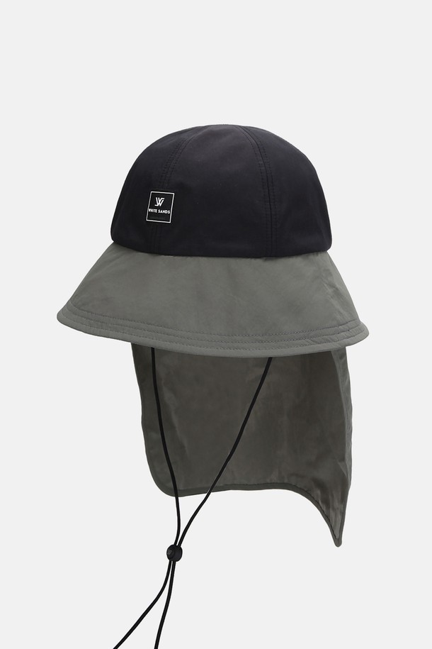 그린라벨 워터프루프 UV 차양막 투톤 버킷햇 도랜즈는 아웃도어 활동과 일상에서 모두 활용 가능한 모자입니다. 방수, UV 차단 기능을 갖춰 봄, 여름철 자외선으로부터 보호하며, 얇고 통기성이 뛰어난 나일론, 폴리에스테르 혼방 소재로 제작되었습니다. 16cm의 깊이, 8.5cm의 챙 넓이로 시원함을 더하고, 탈부착 넥커버, 쿨맥스 땀 흡수 밴드, 턱끈 조절 기능으로 편리함을 높였습니다. 아이보리 핑크, 블루 그레이 두 가지 투톤 컬러와 무지 디자인으로, 부드러운 촉감과 세련된 스타일을 동시에 만족시킵니다.
