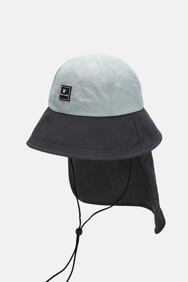 그린라벨 워터프루프 UV 차양막 투톤 버킷햇 도랜즈는 나일론과 폴리에스테르 소재로 제작되어 가볍고 부드러운 착용감을 자랑하며, 16cm 모자 깊이와 8.5cm 챙 넓이로 햇빛을 효과적으로 가려줍니다. 방수 및 UV 차단 기능을 갖춰 아웃도어 활동은 물론 일상에서도 유용하며, 아이보리 핑크와 블루 그레이의 투톤 컬러, PVC 로고 패치, 반사 로고 프린트, 탈부착 스트랩, 벨크로 디자인이 특징입니다. 메쉬 안감과 쿨맥스 소재, 목 커버가 포함되어 통기성과 수분 흡수력을 높여 쾌적함을 유지하고, 봄, 여름 계절에 활용하기 좋습니다.
