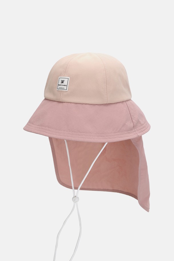 그린라벨 워터프루프 UV 차양막 투톤 버킷햇 도랜즈는 아웃도어 활동과 일상생활 모두에 적합한 공용 모자입니다. 방수 및 UV 차단 기능을 갖춘 이 모자는 16cm 깊이로 제작되었으며, 8.5cm 챙 넓이로 햇빛으로부터 효과적으로 보호해줍니다. 나일론과 폴리에스테르 혼방 소재로 제작되어 부드러운 촉감과 얇은 두께, 뛰어난 통기성을 자랑하며, 탈부착 가능한 넥플랩, 메쉬 안감, 쿨맥스 스웨트밴드, 사이즈 조절 기능, 턱끈, 반사 프린트와 로고 패치 디테일로 실용성을 더했습니다. 아이보리 핑크, 블루 그레이, 블루 블랙 등 세련된 투톤 컬러로 봄, 여름 시즌 스타일을 완성해보세요.
