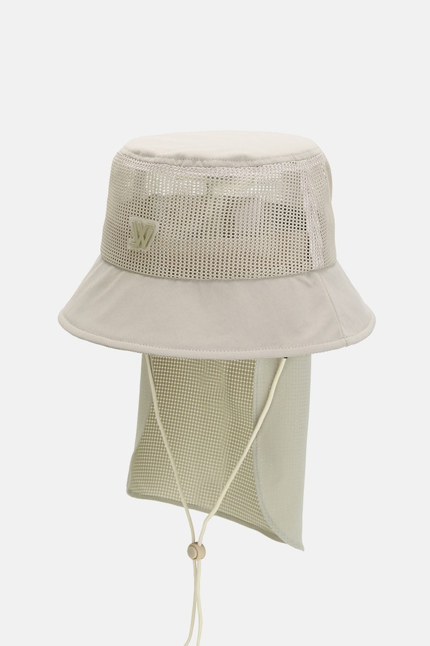 그린라벨 쿨링 넥 탈부착 메쉬 버킷햇 유레카는 시원한 여름을 위한 필수 아이템입니다. 베이지 컬러의 부드러운 폴리에스터/폴리우레탄 혼방 소재로 제작되었으며, 8.5cm 모자 깊이와 6.5cm 챙 넓이로 편안한 착용감을 선사합니다. 생활 발수, 자외선 차단, 통기, 속건, 냉감 기능을 갖췄으며, 탈부착 턱끈과 차양막, COOLMAX 기능성 소재, 내부 땀받이, 메쉬 디자인으로 쾌적함과 스타일을 동시에 잡았습니다.

