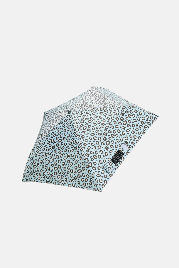 그린라벨 UV 프로텍션 초경량 레오파드 우산 양산 겸용 아크라는 봄, 여름철 자외선을 완벽하게 차단해 주는 실용적인 아이템입니다. UPF 50+ 등급으로 자외선 차단율 99.9%를 자랑하며, 초경량 설계와 접이식 디자인으로 휴대성을 높였습니다. 베이지, 핑크, 옐로우 등 6가지 다채로운 컬러와 레오파드 무늬, 벨크로 잠금장치, 카라비너 장식으로 디자인과 기능을 모두 만족시킵니다.
