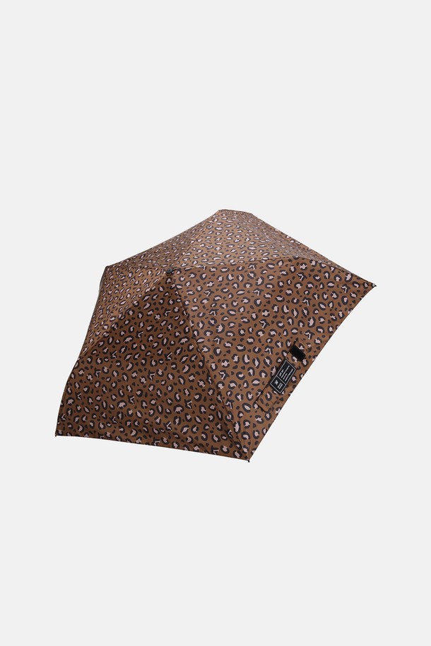 그린라벨 UV 프로텍션 초경량 레오파드 우산 양산 겸용 아크라는 세련된 레오파드 패턴과 6가지 다채로운 컬러(베이지 핑크, 옐로우, 스카이블루, 브라운, 그레이)를 자랑합니다. UPF 50+ 자외선 차단 및 UV 차단율 99.9%의 뛰어난 기능성과 PU코팅으로 방수 기능까지 갖춰, 일상 및 여행 시 든든한 자외선 차단과 우산 기능을 제공합니다. 초경량, 컴팩트 사이즈에 핸즈프리 기능까지 더해 실용성을 높인 폴리에스테르 소재의 접이식 우산입니다.
