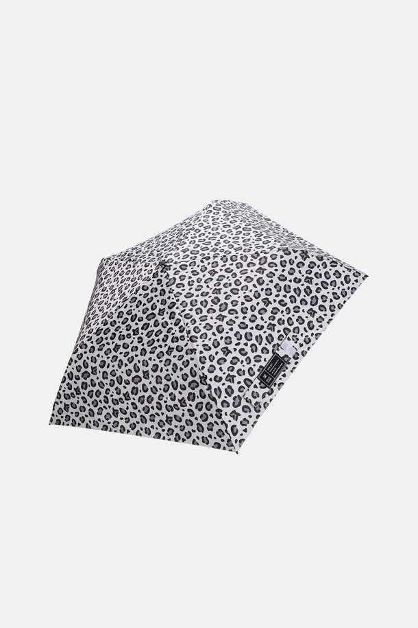 그린라벨 UV 프로텍션 초경량 레오파드 우산은 베이지, 핑크, 옐로우, 스카이블루, 브라운, 그레이 6가지 다채로운 색상으로 만나볼 수 있는 양산 겸용 우산입니다. 폴리에스터 소재에 UV 차단, 자외선 차단 기능을 갖춰 일상생활에서 자외선을 효과적으로 차단해주며, 초경량 디자인과 슬림한 디자인으로 휴대성을 높였습니다. 레오파드 무늬와 로고 디자인, 내부 블랙 암막 원단, 카라비너 및 벨크로 부착 시스템으로 실용성과 디자인을 모두 갖춘 우산입니다.
