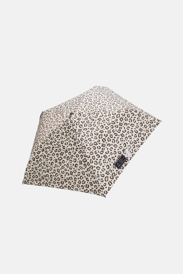 그린라벨 UV 프로텍션 초경량 레오파드 우산 양산은 자외선으로부터 피부를 안전하게 보호해주는 실용적인 아이템입니다. UPF 50+ 등급으로 99.9%의 높은 UV 차단율을 자랑하며, 블랙 차광 안감을 사용하여 햇빛을 효과적으로 막아줍니다. 베이지, 핑크, 옐로우, 스카이블루, 브라운, 그레이 등 6가지 세련된 컬러의 레오파드 패턴으로 디자인되었으며, 초경량, 접이식, 방수 기능을 갖춰 일상생활에서 편리하게 사용할 수 있습니다.
