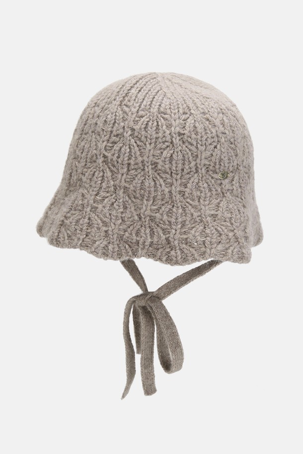 **앙고라 니트햇 비아레 (4 colors)**

부드러운 촉감의 앙고라 니트햇 비아레는 여성스러운 겨울 스타일을 완성해 줍니다. 아이보리, 애쉬베이지, 블랙 3가지 색상으로 출시되어, 어떤 룩에도 잘 어울립니다. 보온성과 신축성이 뛰어나며, 가볍고 형태 안정성이 좋아 편안하게 착용할 수 있습니다. 타원형 금속 참 장식과 스트링으로 포인트를 더했으며, 스트링을 활용하여 다양한 스타일을 연출할 수 있습니다. 겨울 데일리룩, 산책룩, 카페룩 등 미니멀, 클래식, 캐주얼 스타일 모두에 잘 어울리는 활용도 높은 니트햇입니다.
