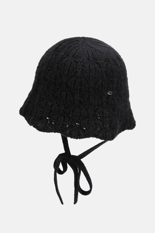 부드러운 앙고라 소재의 '앙고라 니트햇 비아레'는 여성스러운 겨울 스타일을 완성해 줄 니트햇입니다. 아이보리, 애쉬베이지, 블랙 3가지 색상으로 출시되어 어떤 룩에도 쉽게 매치할 수 있습니다. 가볍고 형태 안정성이 뛰어난, 앙고라 혼방 소재로 제작되어 부드러운 촉감을 자랑합니다. 모자 깊이 23cm로, 타원형 금속 참 장식과 스트랩 디테일이 세련된 포인트를 더합니다. 보온성을 더해 겨울철 데일리룩, 산책룩, 카페룩에 따뜻함과 스타일을 동시에 선사합니다.
