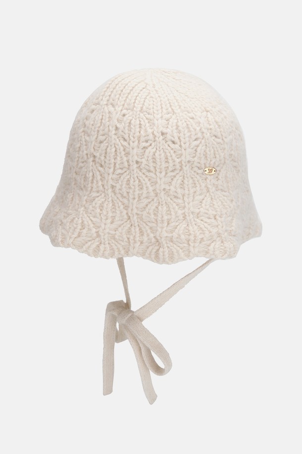 "앙고라 니트햇 비아레"는 겨울철 여성의 스타일을 완성해 줄 비아레 모자입니다. 부드러운 촉감의 앙고라 혼방 원사로 제작되어 보온성이 뛰어나며, 가볍고 형태 안정성이 우수합니다. 아이보리, 애쉬베이지, 블랙 3가지 색상으로 출시되어 겨울 데일리룩, 산책룩, 카페룩 등 다양한 TPO에 활용하기 좋습니다. 금속 참 장식과 스트랩 디테일은 클래식, 미니멀, 캐주얼 스타일을 모두 아우릅니다. 모자 깊이 23cm로 편안하게 착용할 수 있습니다.
