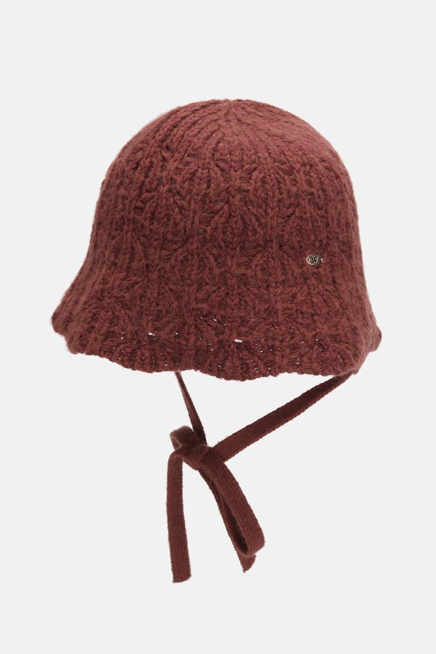 **앙고라 니트햇 비아레 (4 colors)**

부드러운 촉감의 앙고라 혼방 원사로 제작된 여성 니트햇입니다. 아이보리 애쉬베이지, 블랙 2가지 색상으로 출시되었으며, 가을/겨울 시즌 데일리룩, 산책룩, 데이트룩 등 다양한 TPO에 활용하기 좋습니다. 미니멀, 클래식, 캐주얼 스타일을 즐겨 입는 분들께 추천하며, 모자 깊이 23cm로 안정적인 착용감을 선사합니다. 금속 참 장식과 스트랩 디테일이 돋보이며, 형태 안정성이 우수하여 오랫동안 변형 없이 착용할 수 있습니다.
