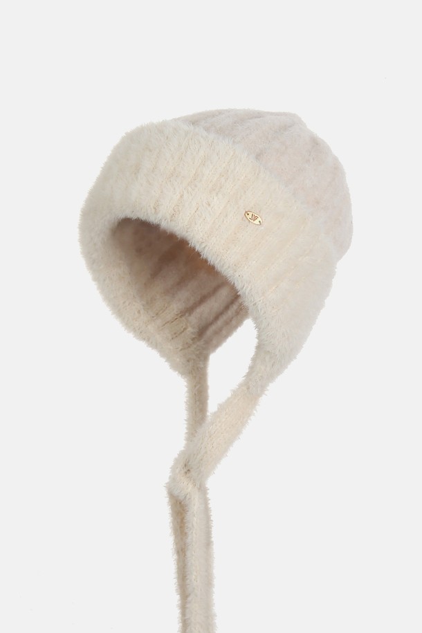 따뜻함과 스타일을 동시에 잡는 울 혼방 투톤 니트 보닛햇 세르디입니다. 부드러운 촉감의 울 혼방 소재와 두꺼운 두께감으로 가을, 겨울 추위 속에서도 포근하게 착용할 수 있습니다. 은은한 투톤 배색과 뒷면 트임, 금속 참 장식, 스트랩 디테일이 돋보이며, 귀를 덮는 디자인으로 보온성을 높였습니다. 라이트베이지, 애쉬피치, 그레이 3가지 컬러로 출시되어 겨울 데일리룩, 산책룩, 카페룩 등 다양한 스타일에 클래식하고 미니멀한 무드를 더할 수 있습니다.
