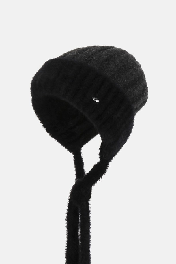 울 혼방 투톤 니트 보닛햇 세르디는 가을, 겨울 시즌에 따뜻하고 스타일리시하게 연출할 수 있는 여성용 보닛햇입니다. 라이트베이지, 애쉬피치, 그레이 3가지 색상으로 출시되었으며, 울 혼방 원사를 사용하여 부드럽고 포근한 촉감을 선사합니다. 귀까지 덮는 디자인과 뒷쪽 트임, 배색 날개사 디테일이 돋보이며, 금속 참 장식과 스트랩으로 포인트를 더했습니다. 캐주얼, 미니멀, 클래식 스타일의 겨울 데일리룩, 산책룩, 데이트룩에 활용하기 좋습니다. 모자 깊이는 21cm이며, 두꺼운 두께감으로 보온성을 높였습니다.
