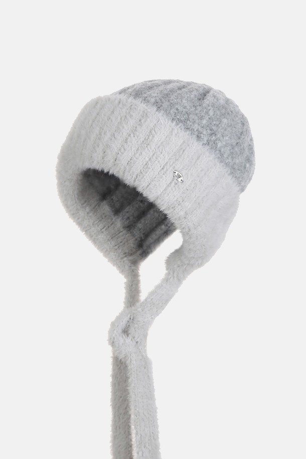 따뜻함과 스타일을 동시에 잡는 울 혼방 투톤 니트 보닛햇 '세르디'입니다. 부드러운 촉감의 울 혼방 원사를 사용하여 가을, 겨울 시즌에 포근하게 착용할 수 있으며, 귀를 덮는 디자인으로 보온성을 높였습니다. 라이트베이지 애쉬피치, 그레이 블랙 등의 4가지 다채로운 컬러로 출시되어 데일리룩, 산책룩, 여행룩 등 다양한 TPO에 매치하기 좋습니다. 뒷쪽 트임과 배색 날개사 디테일, 금속 참 장식, 스트랩이 더해져 클래식, 미니멀, 캐주얼 스타일 모두 소화 가능한 아이템입니다. 모자 깊이 21cm로 안정적인 착용감을 선사합니다.
