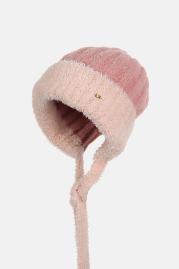 **울혼방 투톤 니트 보닛햇 세르디 (4 colors)**는 부드러운 촉감과 두꺼운 두께로 따뜻함을 선사하는 여성용 보닛햇입니다. 가을, 겨울 시즌에 어울리며, 일상, 산책, 데이트 등 다양한 TPO에 활용할 수 있습니다. 리사이클 폴리에스터, 아크릴, 울, 나일론, 폴리우레탄 혼방 소재로 제작되었으며, 모자 깊이는 21cm입니다. 클래식, 미니멀, 캐주얼 스타일 모두 소화 가능하며, 라이트베이지, 애쉬피치, 그레이, 블랙 4가지 컬러로 만나보세요. 배색 날개사 디테일, 뒷쪽 트임, 귀까지 덮는 디자인으로 보온성을 높였으며, 금속 참과 스트랩 장식이 포인트입니다.
