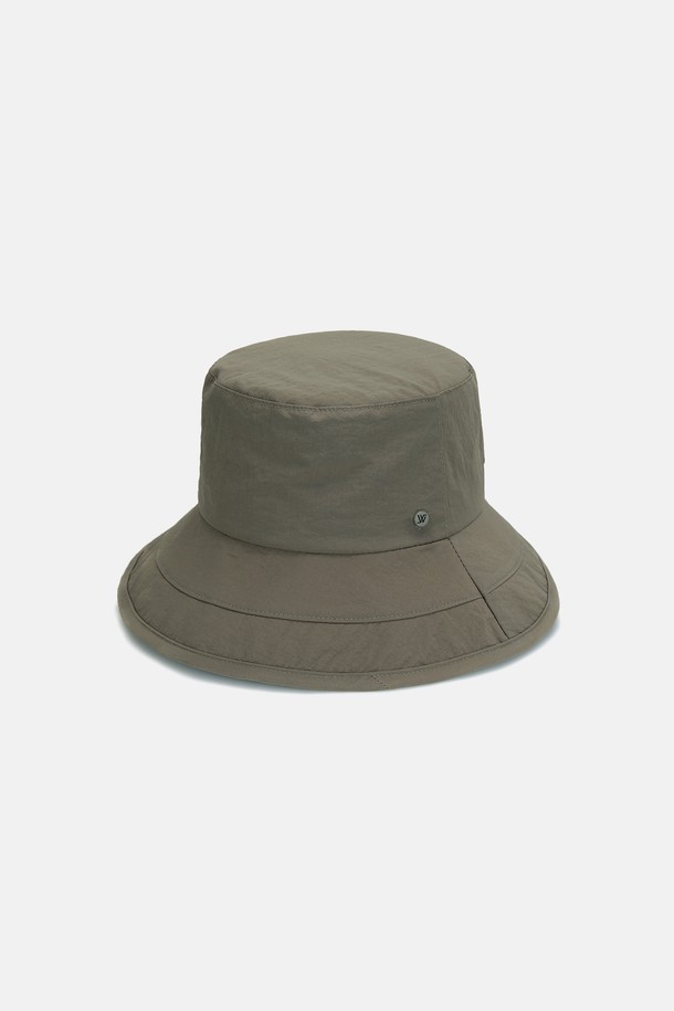 큐트 리본 버킷햇 샤르나는 여성용 버킷햇으로, 일상에서의 스타일을 더욱 돋보이게 해줍니다. 베이지, 세이지그린, 올리브, 블랙 4가지 다채로운 색상으로 출시되어 폭넓은 스타일 연출이 가능합니다. 부드러운 촉감의 나일론, 폴리에스터, 면 혼방 소재로 제작되었으며, 얇은 두께감과 8.5cm의 모자 깊이, 8cm의 챙 넓이가 특징입니다. 리본 탈부착이 가능하며, 챙 끝에 소프트 와이어를 장착하여 핏을 잡기 용이하며, 타공 로고 장식으로 포인트를 더했습니다. 동네 마실룩, 산책룩, 여행룩 등 다양한 TPO에 캐주얼, 미니멀, 클래식 스타일로 활용하기 좋습니다.
