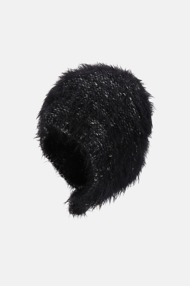 헤어리 숏 바라클라바 타르사 (4 colors)는 부드러운 촉감의 면, 아크릴, 폴리에스터, 폴리우레탄, 금속사 혼방 소재로 제작되어 겨울철 따뜻함을 선사합니다. 비니 형태로 변형이 가능하며, 복원력이 좋은 소재를 사용하여 오랫동안 착용할 수 있습니다. 턱끈과 사이즈 조절 기능이 있어 편안한 착용감을 제공하며, 금속 참 장식이 세련됨을 더합니다. 베이지 애쉬, 그레이, 그레이 블랙 등 4가지 색상으로 출시되어 다양한 겨울 데일리룩, 산책룩, 집콕룩에 미니멀, 캐주얼, 클래식 스타일을 연출하기 좋습니다. 골드 메달사 디테일이 돋보이는 헤어리 숏 바라클라바 타르사로 따뜻하고 스타일리시한 겨울을 완성하세요.
