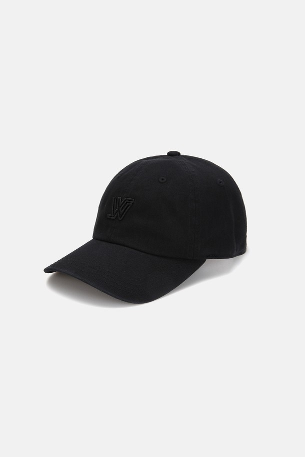 "시그니처 라인자수 워싱 코튼 볼캡" 트리에 (4 colors)는 부드러운 촉감의 면 소재로 제작되어 사계절 내내 편안하게 착용할 수 있는 볼캡입니다. 모자 깊이 16.5cm, 챙 길이 7cm로 안정적인 착용감을 제공하며, 워싱 처리된 코튼 소재로 자연스러운 멋을 더했습니다. 라인 자수와 로고 자수 디테일이 돋보이며, 사이즈 조절이 가능한 버클이 있어 다양한 스타일 연출이 가능합니다. 아이보리, 세이지그린, 애쉬브라운, 블랙 4가지 색상으로 출시되어 어떤 룩에도 매치하기 좋습니다. 캐주얼, 미니멀, 클래식 스타일을 즐겨 입는 분들께 동네 마실룩, 산책룩에 포인트 아이템으로 추천합니다.
