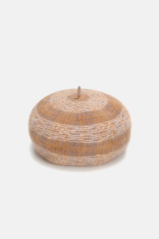 변형 체크 앙고라 베레모 코모네 (4 colors)는 여성스러운 가을, 겨울 스타일을 완성해 줄 베레모입니다. 부드러운 앙고라 소재와 두꺼운 두께감으로 따뜻하고 포근한 착용감을 선사합니다. 클래식, 미니멀, 걸리시한 스타일을 연출하기 좋으며, 데이트룩과 모임룩에 포인트를 더할 수 있습니다. 베이지, 브라운 컬러를 포함한 4가지 다채로운 색상으로 구성되어 다양한 스타일링에 활용 가능합니다. 체크 패턴이 돋보이는 디자인으로, 당신의 겨울 스타일을 더욱 돋보이게 해 줄 것입니다. 
