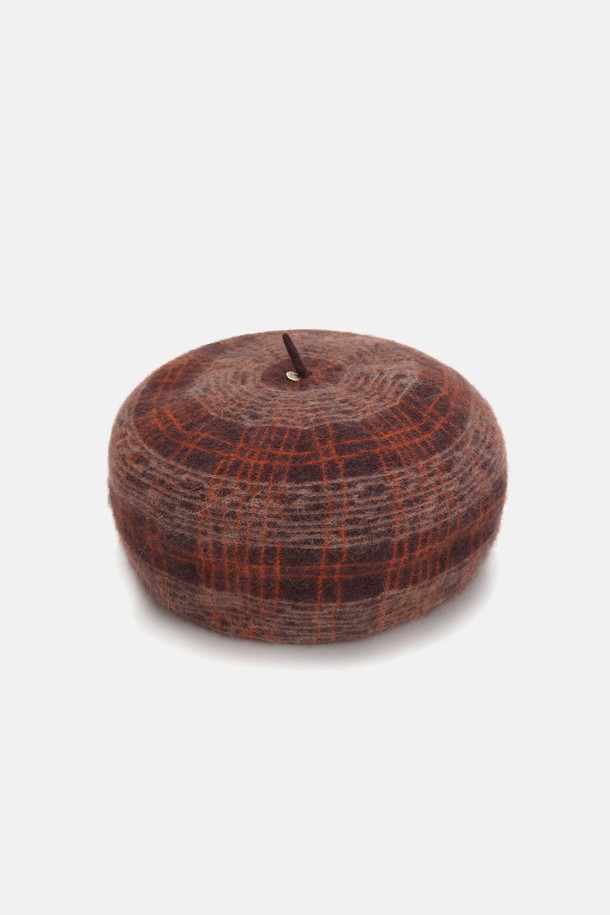 변형 체크 앙고라 베레모 코모네는 부드러운 촉감의 앙고라 소재로 제작되어 가을, 겨울 시즌에 따뜻하게 착용하기 좋은 여성용 베레모입니다. 클래식, 미니멀, 걸리시한 스타일을 연출하기 좋으며, 데이트룩이나 모임룩에 포인트를 더할 수 있습니다. 체크 패턴이 돋보이는 디자인으로, 일반적인 모자 깊이를 가지고 있습니다. 브라운 컬러를 포함한 4가지 다채로운 컬러로 만나보실 수 있습니다.
