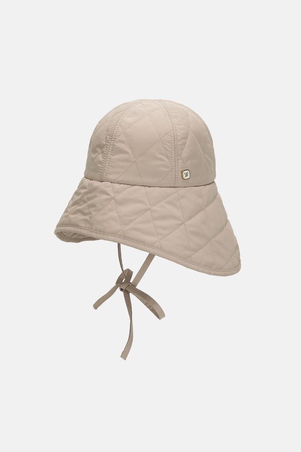 고밀도 퀼팅 패딩 보닛햇 오네가 (3 colors)는 가을과 겨울철, 산책룩과 캠핑룩에 잘 어울리는 모자입니다. 부드러운 촉감의 나일론과 폴리에스터 소재로 제작되었으며, 깊은 모자 깊이와 넓은 챙이 특징입니다. 퀼팅 디자인과 끈 디테일이 돋보이며, 무지 스타일로 다양한 스타일에 매치하기 좋습니다. 캐주얼, 미니멀, 클래식 스타일을 즐겨 입는 분들께 추천하는 두꺼운 패딩 보닛햇입니다. 베이지, 블랙, 브라운 세 가지 컬러로 출시되었습니다.
