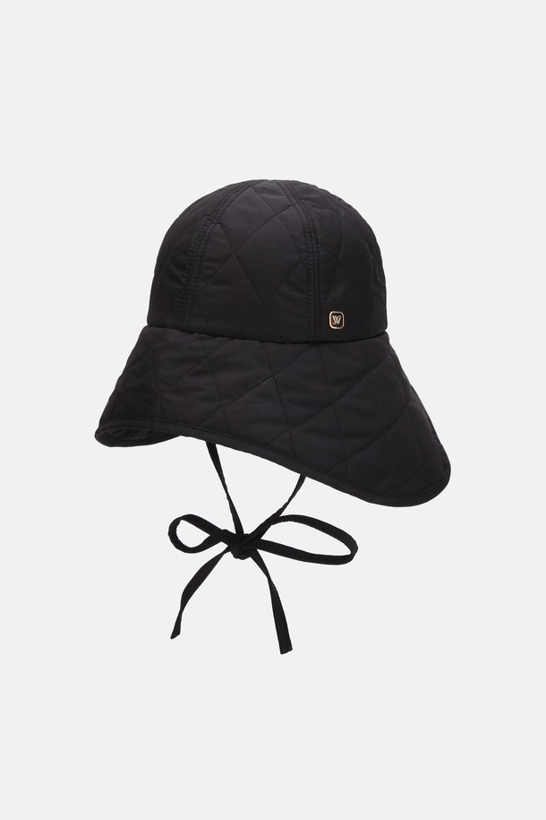 고밀도 퀼팅 패딩 보닛햇 오네가 (3 colors)는 가을, 겨울철 보온성을 책임지는 모자입니다. 부드러운 촉감의 폴리에스테르 소재로 제작되어 편안한 착용감을 선사하며, 깊은 모자 깊이와 중간 챙 넓이로 안정적인 핏을 제공합니다. 퀼팅 디자인과 무지 패턴이 어우러져 클래식, 미니멀, 캐주얼 스타일 모두 소화 가능하며, 출근룩과 여행룩에 활용하기 좋습니다. 블랙, 브라운, 베이지 3가지 색상으로 출시되어 다양한 코디에 매치할 수 있습니다.
