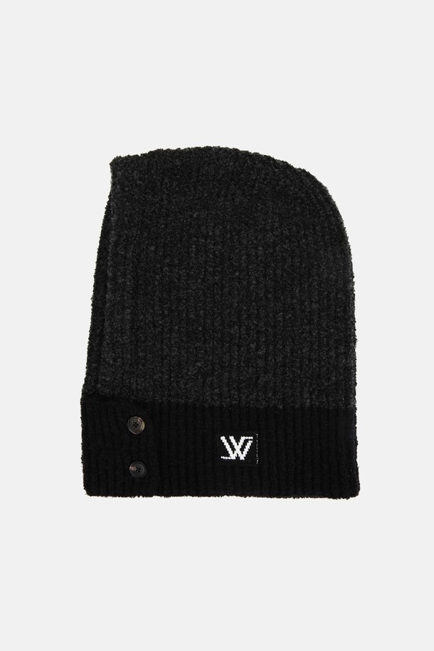 **투톤 울 부클 바라클라바 페르나 (3 colors)**

보온성과 스타일을 모두 갖춘 여성용 투톤 울 부클 바라클라바입니다. 부드러운 촉감의 울과 부클 소재로 제작되어 가을, 겨울철 따뜻하게 착용할 수 있습니다. 깊은 모자 깊이로 얼굴 전체를 포근하게 감싸주며, 방한 기능이 뛰어납니다. 미니멀, 클래식, 캐주얼 스타일 모두 소화 가능한 디자인으로, 블랙과 화이트 두 가지의 세련된 투톤 컬러를 만나보세요.
