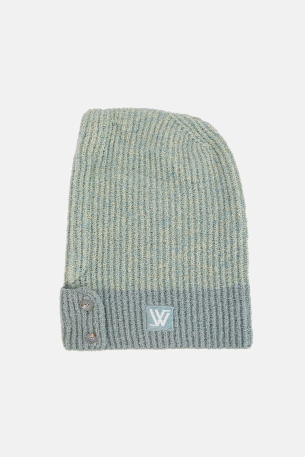 투톤 울 부클 바라클라바 페르나(3 colors)는 깊은 모자 깊이와 부드러운 촉감, 두꺼운 두께감으로 겨울철 방한에 특화된 여성용 바라클라바입니다. 울과 부클 소재의 조화로 보온성을 높였으며, 목까지 감싸는 디자인과 후드형으로 포근함을 더했습니다. 투톤 컬러와 무지 패턴으로 캐주얼, 미니멀, 클래식 스타일의 산책룩에 매치하기 좋습니다. 추운 날씨에도 스타일리시함을 잃지 않고 따뜻하게 연출할 수 있는 아이템입니다.
