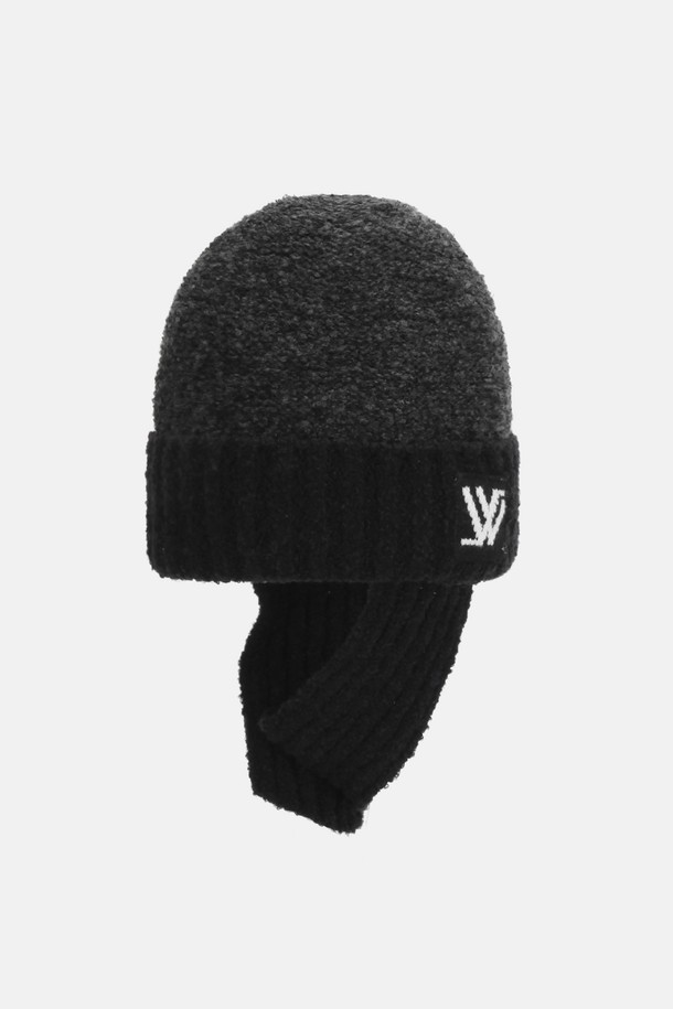 알리노 투톤 울 부클 귀달이 비니는 따뜻함과 스타일을 동시에 잡은 겨울철 필수 아이템입니다. 부드러운 울 소재로 제작되어 뛰어난 착용감을 자랑하며, 깊은 모자 깊이로 포근함을 더했습니다. 케이블 패턴의 투톤 디자인이 돋보이며, 귀달이 장식이 보온성을 높여줍니다. 블랙, 그레이, 화이트 3가지 컬러로 출시되어 다양한 스타일에 매치하기 용이합니다. 캐주얼, 클래식, 미니멀 스타일 모두 소화 가능한 활용도 높은 비니입니다.
