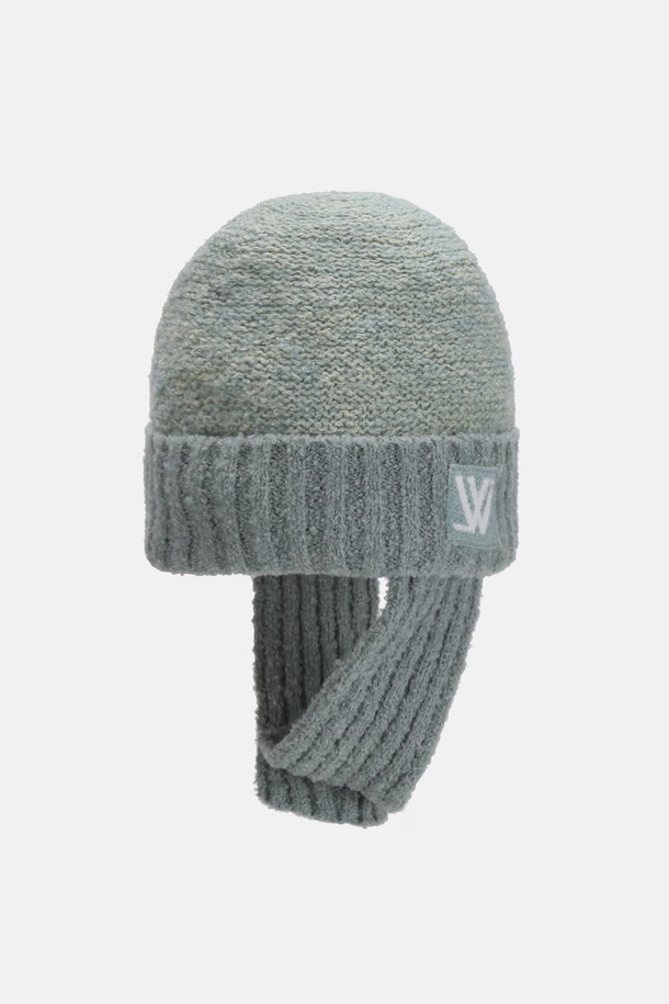 **투톤 울 부클 귀달이 비니 알리노 (3 colors)**

부드러운 울 소재로 제작되어 따뜻함과 편안함을 선사하는 투톤 울 부클 귀달이 비니입니다. 깊은 모자 깊이로 포근하게 착용 가능하며, 귀달이 디자인으로 보온성을 높여줍니다. 캐주얼, 클래식, 미니멀 스타일 모두에 잘 어울리는 활용도 높은 아이템입니다. 그레이 컬러를 포함한 3가지 색상으로 출시되어 취향에 맞게 선택할 수 있습니다. 가을, 겨울 시즌 데일리룩에 포인트 아이템으로 활용해보세요.
