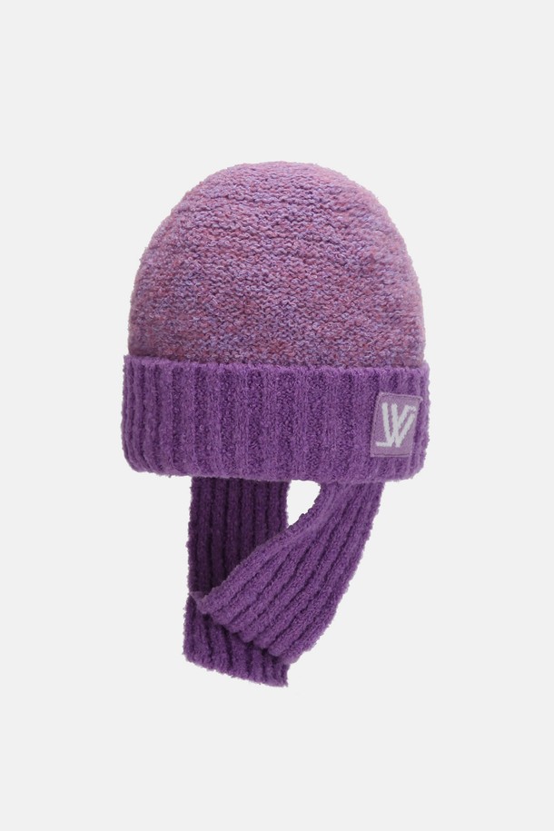 **투톤 울 부클 귀달이 비니 알리노 (3 colors)**는 부드러운 울 소재로 제작되어 따뜻하고 포근한 착용감을 선사하는 비니입니다. 깊은 모자 깊이와 귀달이 디자인으로 보온성을 높였으며, 캐주얼, 클래식, 미니멀 스타일 모두 소화 가능합니다. 가을, 겨울 시즌 데일리룩 또는 산책룩, 출근룩에 매치하여 스타일리시하게 연출할 수 있습니다. 퍼플, 그레이 두 가지 투톤 컬러로 제공되어 다양한 코디에 활용하기 좋습니다. 부클 패턴으로 포인트를 더해 유니크한 매력을 더했습니다.
