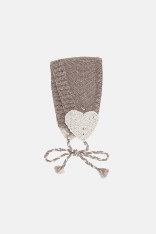 라쿤 울 혼방 하트 이어머프 리보르(3 colors)는 겨울철 패션을 돋보이게 해줄 여성용 방한 이어머프입니다. 부드러운 촉감의 울과 라쿤 혼방 소재로 제작되어 보온성이 뛰어나고, 귀여운 하트 패턴과 리본 장식이 걸리시하고 로맨틱한 분위기를 연출합니다. 아이보리, 블랙, 브라운 세 가지 색상으로 출시되어 데이트룩이나 연말 모임룩 등 다양한 스타일에 매치하기 좋습니다. 추운 날씨에도 스타일리시함을 놓치고 싶지 않은 분들께 추천하는 클래식 아이템입니다.
