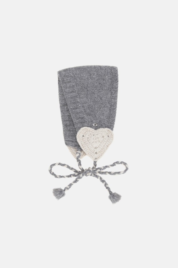 라쿤 울 혼방 하트 이어머프 리보르(3 colors)는 부드러운 촉감과 두꺼운 두께로 뛰어난 보온성을 제공하는 여성용 귀덮개입니다. 울과 라쿤 소재 혼방으로 제작되어 포근함을 더하며, 사랑스러운 하트 패턴과 리본 장식이 디자인의 포인트입니다. 그레이, 아이보리, 블랙 3가지 컬러로 출시되어 다양한 겨울 스타일링에 활용할 수 있습니다. 데이트룩이나 연말 모임룩에 매치하여 클래식, 걸리시, 미니멀 스타일을 연출해보세요. 추운 겨울, 따뜻함과 스타일을 모두 잡을 수 있는 필수 아이템입니다.
