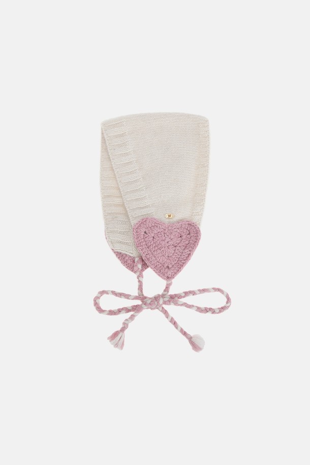 라쿤 울 혼방 하트 이어머프 리보르 (3 colors)는 부드러운 촉감의 울과 라쿤 소재 혼방으로 제작되어 뛰어난 보온성을 제공하는 여성용 귀덮개입니다. 사랑스러운 하트 패턴과 디자인 장식이 돋보이며, 겨울철 데이트룩이나 연말 모임룩에 걸리시, 로맨틱, 캐주얼 스타일을 더해줍니다. 세련된 화이트와 핑크 컬러를 포함한 3가지 색상으로 출시되어 다양한 룩에 매치하기 용이합니다. 추운 계절, 포근함과 스타일을 동시에 잡을 수 있는 필수 아이템입니다.
