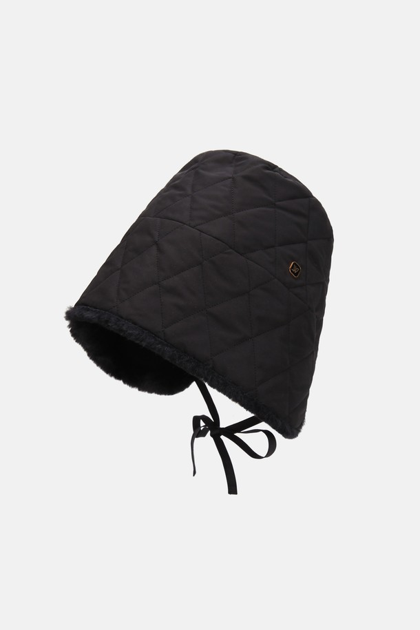 고밀도 퀼팅 패딩 퍼 보닛햇 루블린은 겨울철 여성의 따뜻함과 스타일을 책임지는 보닛햇입니다. 부드러운 퍼 소재와 나일론을 사용하여 뛰어난 촉감과 보온성을 제공하며, 깊은 모자 깊이와 넓은 챙으로 포근한 착용감을 선사합니다. 무지 디자인에 퀼팅 디테일을 더해 클래식, 미니멀, 캐주얼 스타일 모두 소화 가능하며, 블랙 컬러로 어떤 옷에도 쉽게 매치할 수 있습니다. 고밀도 퀼팅과 패딩 충전재는 뛰어난 보온성을 제공하여 추운 날씨에도 따뜻하게 착용할 수 있습니다.
