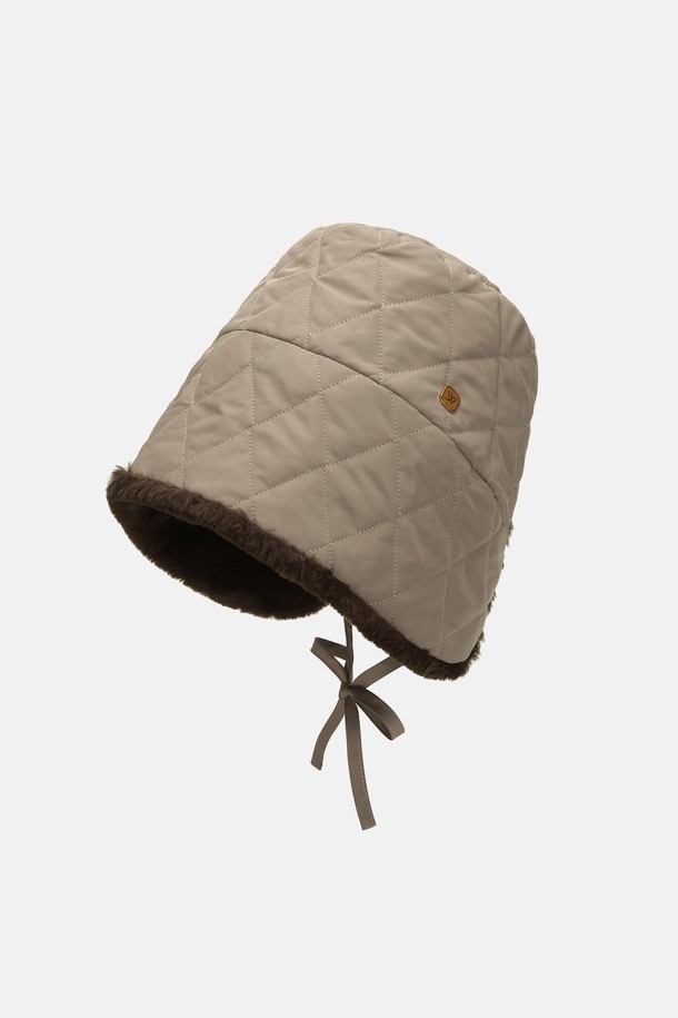 **고밀도 퀼팅 패딩 퍼 보닛햇 루블린 (3 colors)**은 겨울과 가을, 따뜻함과 스타일을 모두 갖춘 여성용 보닛햇입니다. 부드러운 촉감의 폴리에스테르 소재로 제작되었으며, 깊은 모자 깊이와 좁은 챙이 특징입니다. 고밀도 퀼팅과 퍼 디자인이 더해져 클래식, 미니멀, 캐주얼 룩에 모두 잘 어울립니다. 블랙, 아이보리, 브라운 3가지 색상으로 출시되어 다양한 겨울 스타일을 연출할 수 있습니다. 뛰어난 보온성으로 추운 날씨에도 포근함을 선사합니다.
