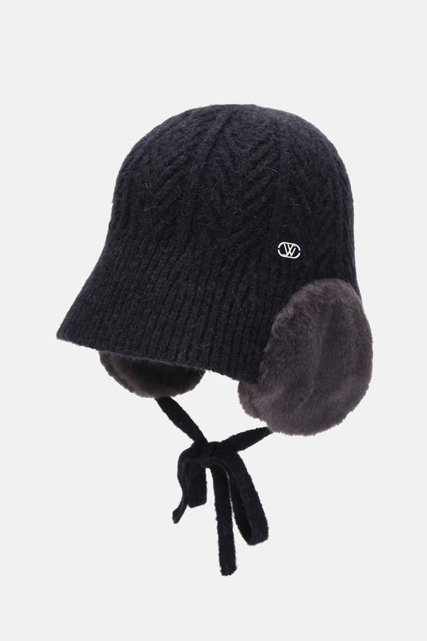 알파카 니트 귀달이퍼 둥근햇 아르벨은 부드러운 촉감의 알파카와 니트 소재로 제작되어 가을, 겨울철 따뜻하게 착용하기 좋은 귀달이 모자입니다. 넉넉하고 깊은 모자 깊이와 챙이 좁은 디자인으로, 얼굴을 포근하게 감싸주며 보온성을 높여줍니다. 무지 패턴에 블랙, 화이트, 베이지, 브라운 4가지의 다채로운 색상으로 출시되어 캐주얼, 미니멀, 클래식 등 다양한 스타일 연출에 용이합니다. 귀여운 귀덮개 디자인이 특징이며, 일상생활은 물론 겨울철 야외 활동 시에도 유용하게 활용할 수 있습니다.
