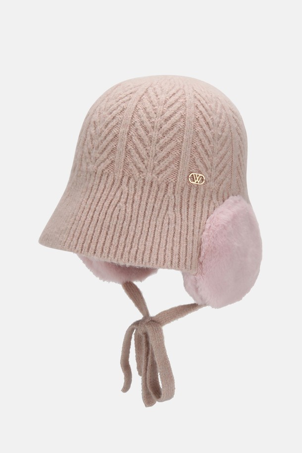 알파카 니트 귀달이퍼 둥근햇 아르벨(4 colors)은 부드러운 촉감과 따뜻한 보온성을 자랑하는 여성용 귀달이 모자입니다. 가을, 겨울 시즌에 어울리는 두꺼운 두께감의 니트 소재와 알파카 소재 혼방으로 제작되어 포근함을 선사합니다. 베이지, 핑크 등 4가지 컬러로 출시되어 데이트룩, 여행룩, 캐주얼, 클래식, 걸리시 스타일 등 다양한 스타일에 매치하기 좋습니다. 좁은 챙과 귀여운 리본 장식이 돋보이며, 깊은 모자 깊이로 안정감 있는 착용감을 제공합니다. 무지 디자인으로 어떤 옷에도 쉽게 코디할 수 있어 실용적입니다.
