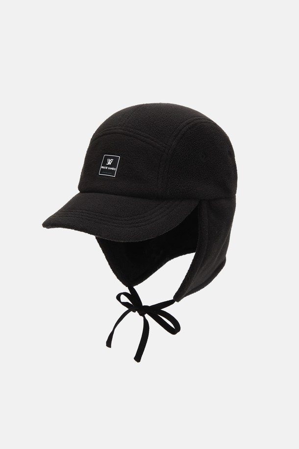 그린라벨 플리스 이어머프 캠프캡 엘부르(4 colors)는 가을, 겨울철 따뜻함과 스타일을 동시에 만족시키는 캠프캡입니다. 플리스 소재로 제작되어 부드러운 촉감을 제공하며, 보온성을 높여 추운 날씨에도 쾌적하게 착용 가능합니다. 이어머프 디자인으로 귀를 따뜻하게 감싸주어 더욱 포근함을 느낄 수 있습니다. 일상복은 물론 캠핑룩에도 잘 어울리는 캐주얼, 미니멀, 클래식 스타일의 모자로, 그린, 블랙, 베이지, 브라운 4가지 컬러로 출시되어 취향에 맞게 선택할 수 있습니다.
