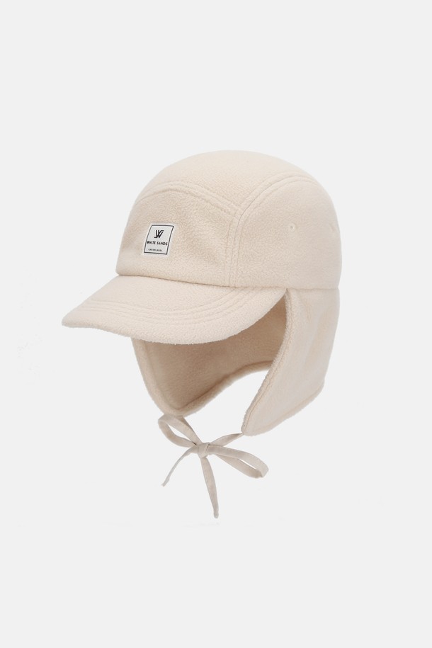 그린라벨 플리스 이어머프 캠프캡 엘부르 (4 colors)는 부드러운 플리스 소재로 제작되어 가을, 겨울철 따뜻함과 스타일을 동시에 선사합니다. 일상과 캠핑룩에 모두 잘 어울리는 캐주얼, 미니멀, 클래식 스타일의 캠프캡으로, 귀덮개 디테일이 방한 기능을 더합니다. 그린, 베이지, 블랙, 브라운 4가지 컬러로 출시되어 취향에 맞게 선택 가능하며, 일반적인 모자 깊이와 챙 넓이로 편안한 착용감을 제공합니다. 무지 디자인에 두꺼운 두께감으로 보온성을 높여 추운 날씨에도 따뜻하게 착용할 수 있습니다.
