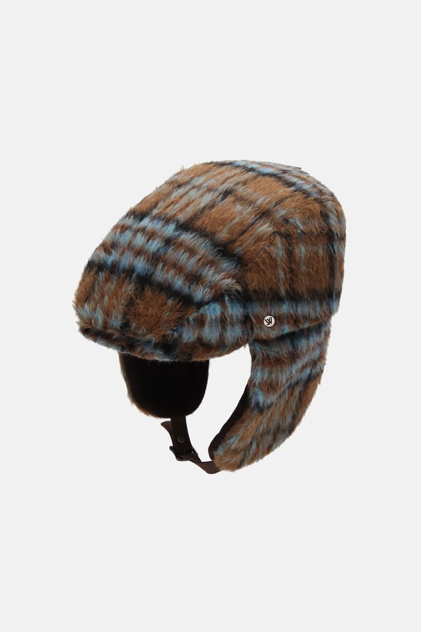 울 혼방 타탄 체크 귀달이 헌팅캡 투르느는 가을, 겨울 시즌 따뜻하고 스타일리시하게 연출하기 좋은 모자입니다. 울과 폴리에스테르 혼방 소재로 제작되어 부드러운 촉감과 뛰어난 보온성을 제공하며, 깊은 모자 깊이와 중간 챙 넓이로 안정적인 착용감을 선사합니다. 클래식, 캐주얼, 미니멀 스타일 모두 소화 가능한 디자인으로 출근룩, 모임룩 등 다양한 TPO에 활용할 수 있습니다. 브라운, 그레이, 블랙, 베이지 4가지 컬러로 출시되어 취향에 맞게 선택 가능하며, 타탄 체크 패턴과 귀달이 디자인이 포인트를 더합니다.
