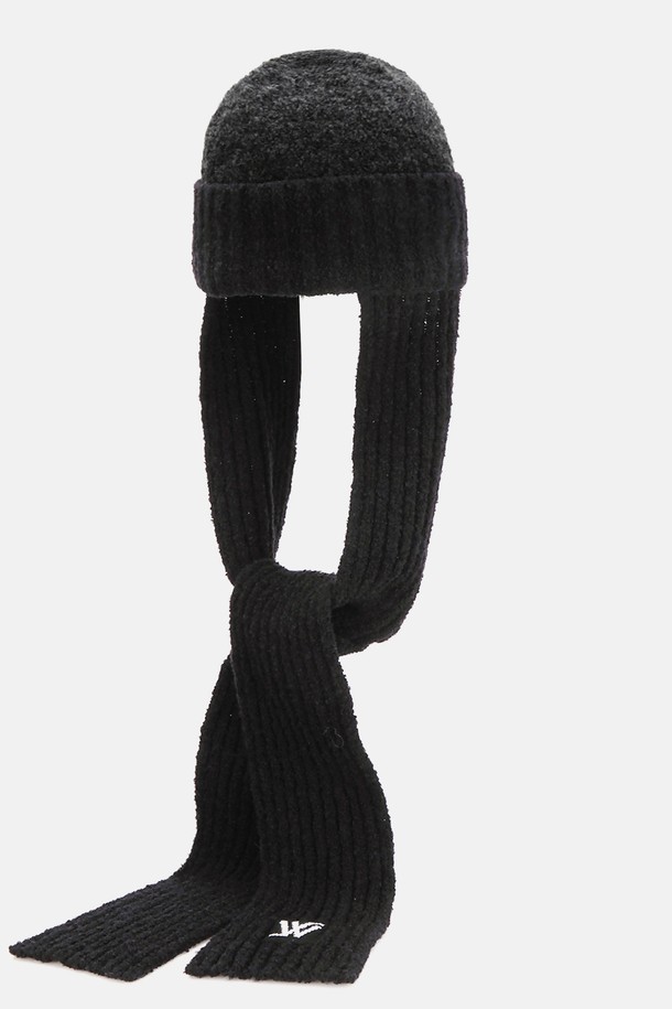 투톤 울 부클 머플러 비니 부르스(3 colors)는 가을, 겨울철 따뜻함과 스타일을 동시에 책임지는 모자입니다. 부드러운 촉감의 울과 부클 소재로 제작되어 포근함을 선사하며, 깊은 모자 깊이로 안정적인 착용감을 제공합니다. 투톤 컬러와 무지 패턴이 어우러져 클래식, 미니멀, 캐주얼 등 다양한 스타일 연출이 가능합니다. 머플러 디자인이 더해져 출근룩이나 연말 모임룩에 포인트를 더할 수 있으며, 3가지 컬러 옵션으로 폭넓은 선택지를 제공합니다.
