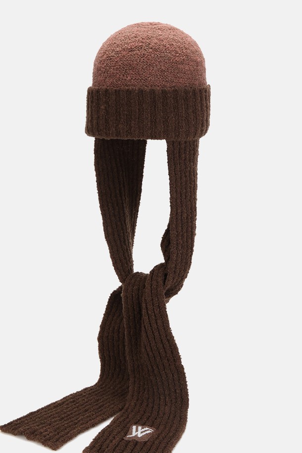 투톤 울 부클 머플러 비니 부르스(3 colors)는 깊은 모자 깊이와 부드러운 촉감의 울 소재 비니입니다. 가을, 겨울철 보온성을 높여주는 두꺼운 두께감의 제품으로, 머플러 일체형 디자인과 투톤 컬러 배색이 특징입니다. 클래식, 미니멀, 캐주얼 스타일 모두 소화 가능하며, 출근룩에도 잘 어울립니다. 브라운 컬러를 포함한 3가지 색상으로 출시되었습니다.
