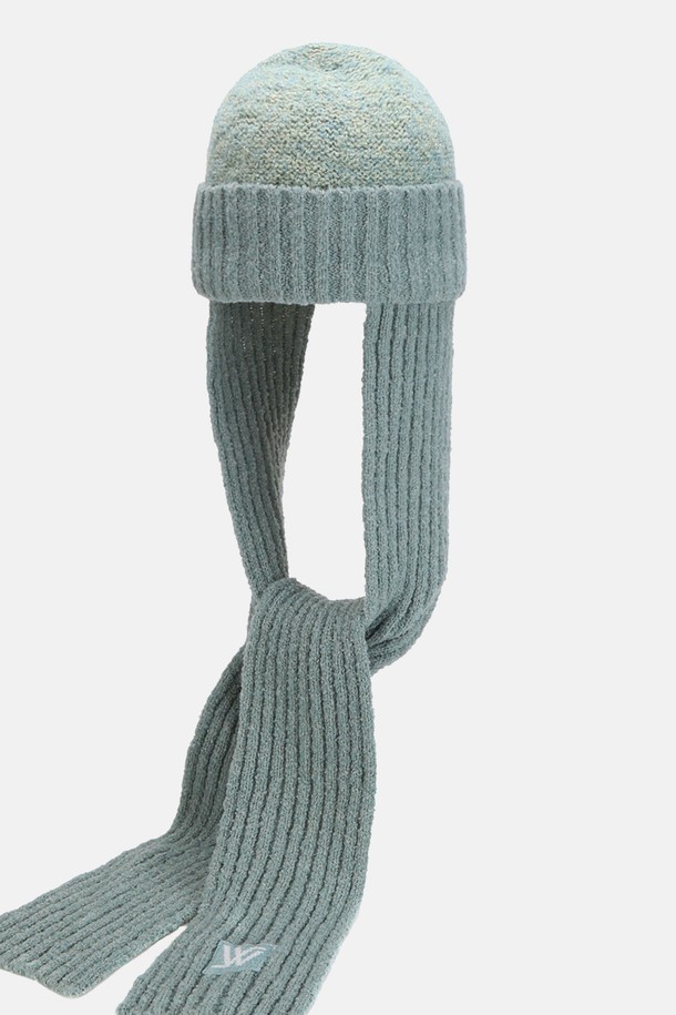 투톤 울 부클 머플러 비니 부르스 (3 colors)는 가을, 겨울철 따뜻함과 스타일을 동시에 책임지는 모자입니다. 부드러운 울 소재와 깊은 깊이감으로 편안한 착용감을 선사하며, 투톤 배색과 골지 패턴이 세련된 디자인을 더합니다. 머플러가 함께 디자인되어 보온성을 높였으며, 캐주얼, 미니멀, 클래식 스타일 모두에 잘 어울립니다. 그레이 컬러로 어떤 옷에도 매치하기 쉬워 데일리 아이템으로 활용하기 좋습니다.
