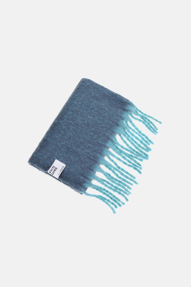 가을, 겨울 시즌에 따뜻하게 착용하기 좋은 투톤 컬러믹스 머플러 로이카입니다. 부드러운 울 소재로 제작되어 뛰어난 촉감을 자랑하며, 보온성을 높여줍니다. 베이직한 디자인에 투톤 컬러믹스 디테일이 더해져 클래식, 미니멀, 캐주얼 등 다양한 스타일 연출에 활용하기 좋습니다. 폭닥한 두께감으로 포근하게 감싸주어 추운 날씨에도 따뜻함을 유지해 줍니다. 남녀 공용으로 착용 가능하여 커플 아이템으로도 추천합니다.
