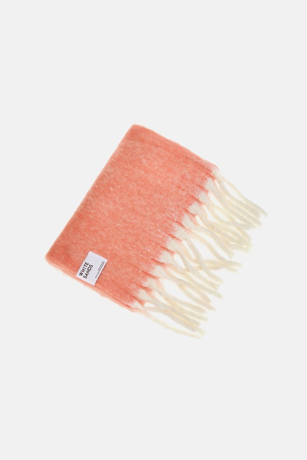 따뜻함과 스타일을 동시에 만족시키는 투톤 컬러믹스 머플러 로이카입니다. 부드러운 울과 니트 소재로 제작되어 뛰어난 촉감과 보온성을 자랑하며, 가을, 겨울철 산책룩에 포인트를 더합니다. 캐주얼, 베이직 스타일은 물론 클래식한 코디에도 잘 어울리며, 투톤 배색과 컬러믹스 패턴이 돋보입니다. 핑크, 오렌지 등 다채로운 4가지 색상으로 구성되어 취향에 맞게 선택할 수 있습니다.
