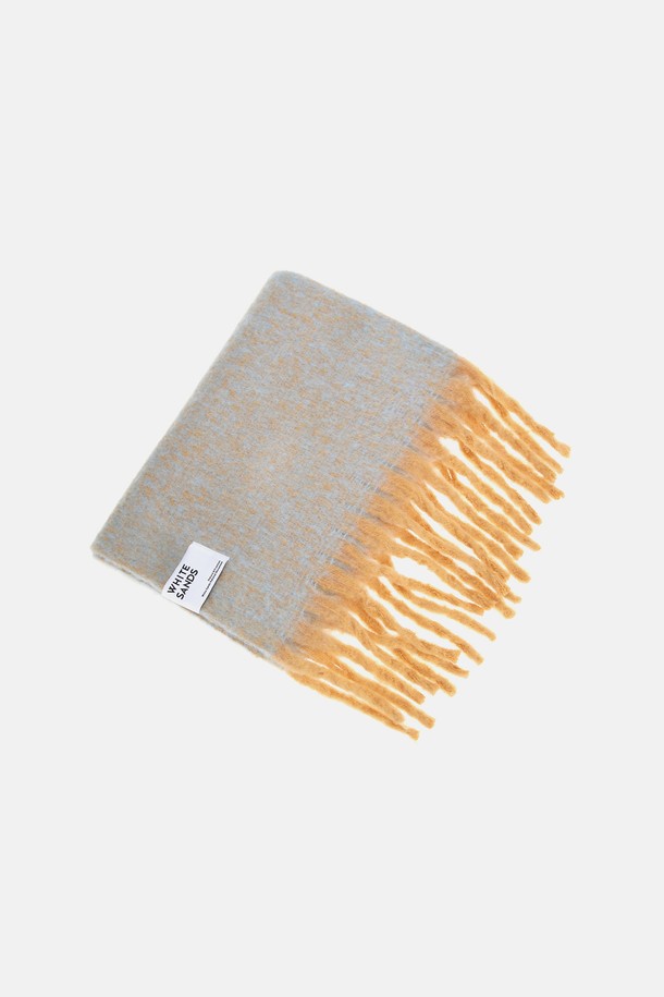 **투톤 컬러믹스 머플러 로이카 (4 colors)**

부드러운 울 소재로 제작되어 포근한 착용감을 선사하는 투톤 컬러믹스 머플러입니다. 베이직하고 클래식한 디자인으로 다양한 스타일에 매치하기 용이하며, 가을과 겨울에 따뜻하게 착용할 수 있습니다. 두꺼운 두께감으로 뛰어난 보온성을 제공하며, 투톤 배색이 은은한 포인트를 더합니다. 미니멀한 스타일을 선호하는 분들께 추천하며, 4가지 다채로운 컬러 옵션으로 만나보세요.
