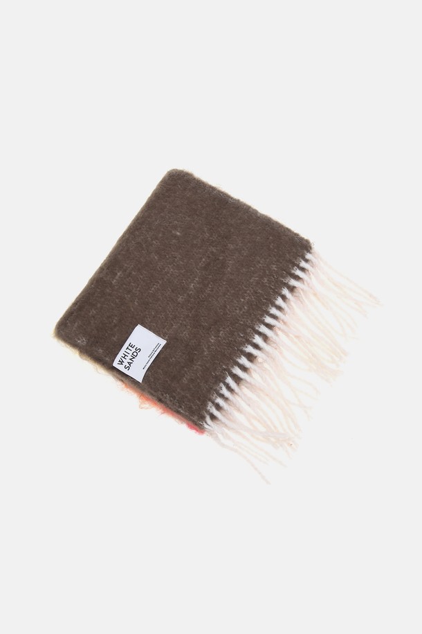 "와이드 스트라이프 컬러믹스 머플러 리보스"는 부드러운 울 소재로 제작되어 포근한 착용감을 선사하는 머플러입니다. 톤 다운된 브라운과 레드의 조화로운 컬러 배색이 돋보이며, 와이드 스트라이프 패턴으로 포인트를 더했습니다. 두꺼운 두께감으로 가을, 겨울철 보온성을 높여주며, 베이직한 디자인으로 다양한 스타일 연출이 용이합니다. 출근룩이나 모임룩 등 어떤 TPO에도 클래식, 미니멀, 캐주얼 스타일을 모두 소화할 수 있는 활용도 높은 아이템입니다.
